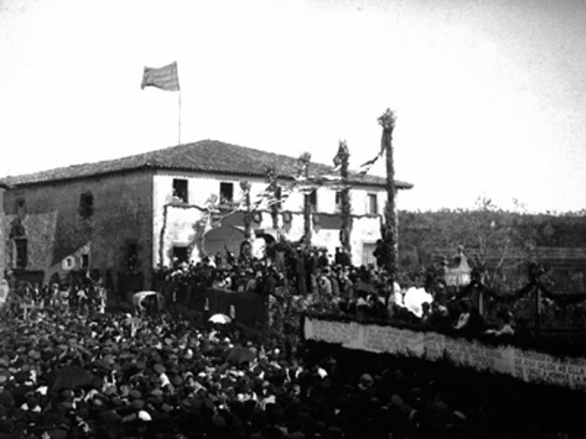 La plaça amb tribunes per la inauguració [1908]